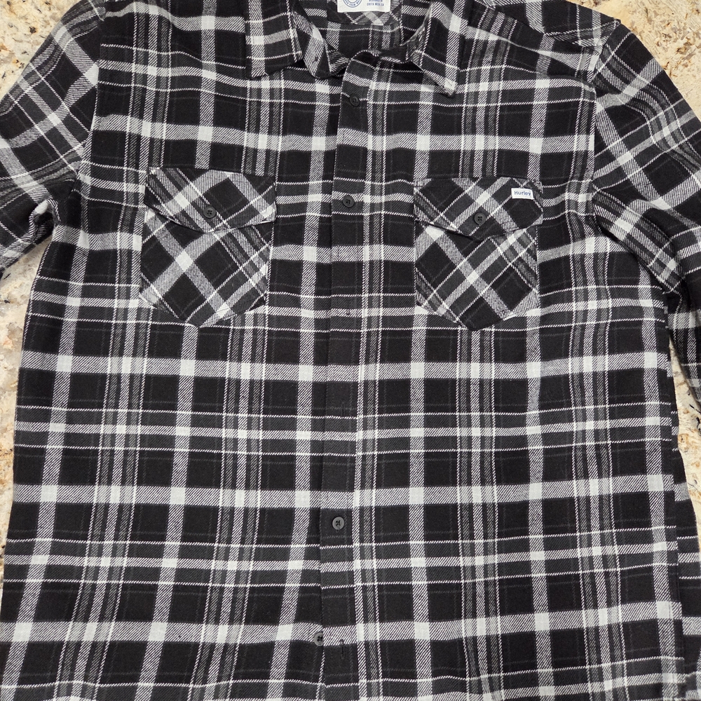 NWOT Hurley Button Down Flannel Men's Size XL Black and Gray Plaid